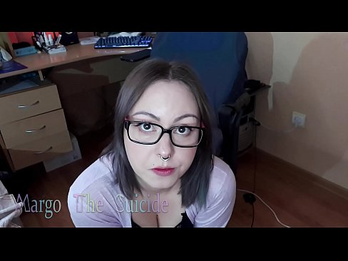 ❤️ Σέξι κορίτσι με γυαλιά πιπιλίζει Dildo βαθιά στην κάμερα ️ Πορνό βίντεο ❌❤
